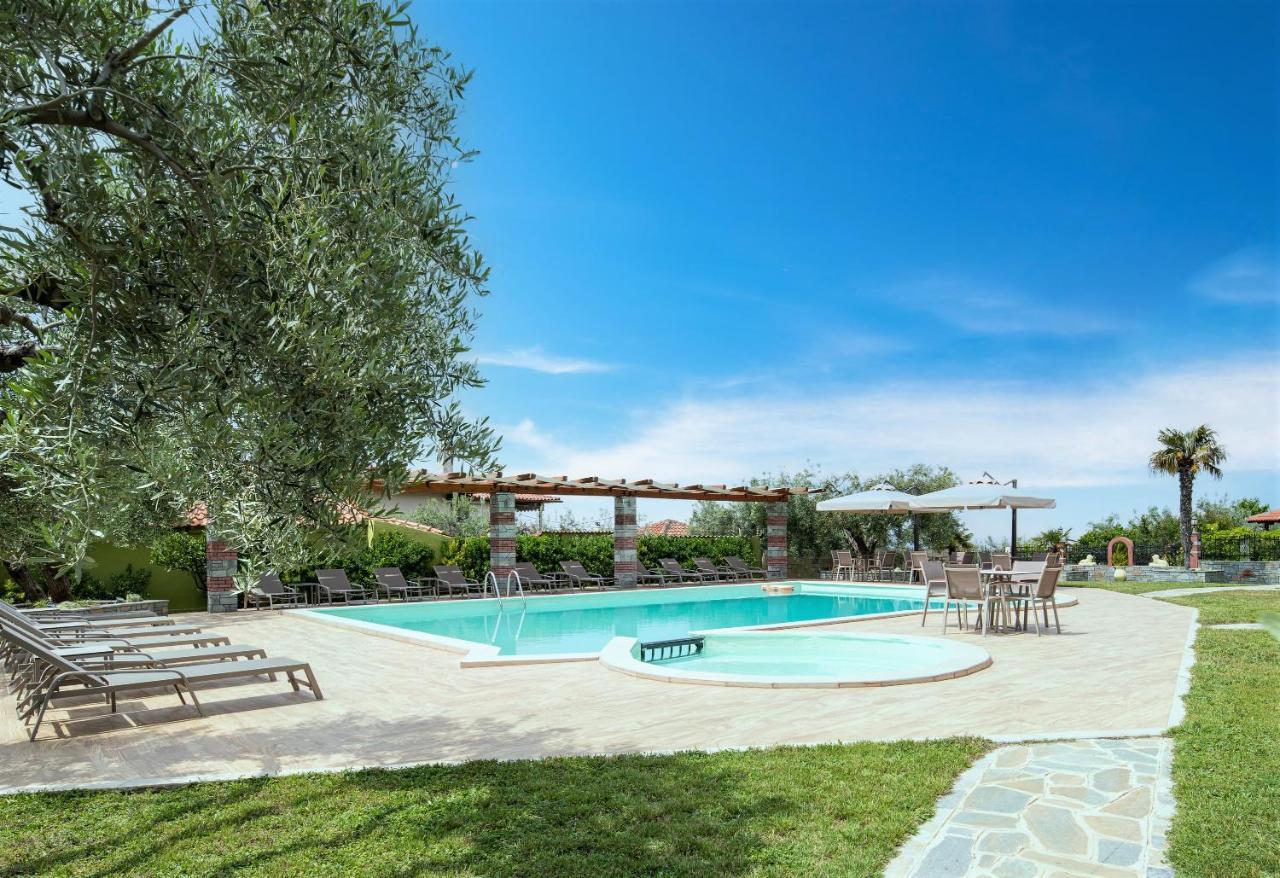 Sunday Resort Gerakini Exterior photo